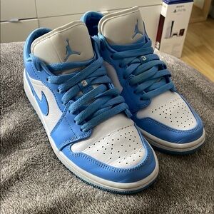 Jordan Men's Blue and White Sneakers